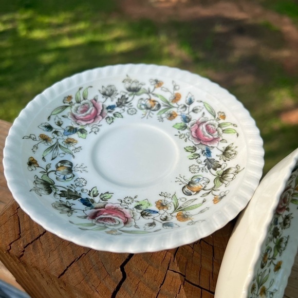 Windsor Ware Johnson Bros England Set Of 2 Teacup Saucers Floral Roses Flowers - Picture 5 of 9